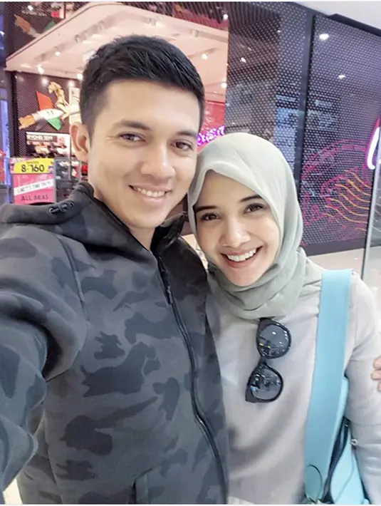 "Ya ampuuun romantis bgt yapzz," tulis dheaseptiana0. "Selain cantik,pintar usahanya tteh cantik. Motifasi banget," komentar vhiasanta. "Seneng ....melihat kalian selalu mesra ...semoga langgeng sampai nenek kakek," komentar iin.hindun68.