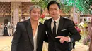 Selain bertemu geng cewek-cewek, Randy juga menyapa Bastian Steel. Keduanya sama-sama dikenal publik sejak usia belia. Bahkan, Randy dan Bastian pernah beradu akting dalam sinetron berjudul 'Bastian Steel Bukan Cowok Biasa' yang tayang pada tahun 2014 silam. (Liputan6.com/IG/@randymartinnn)