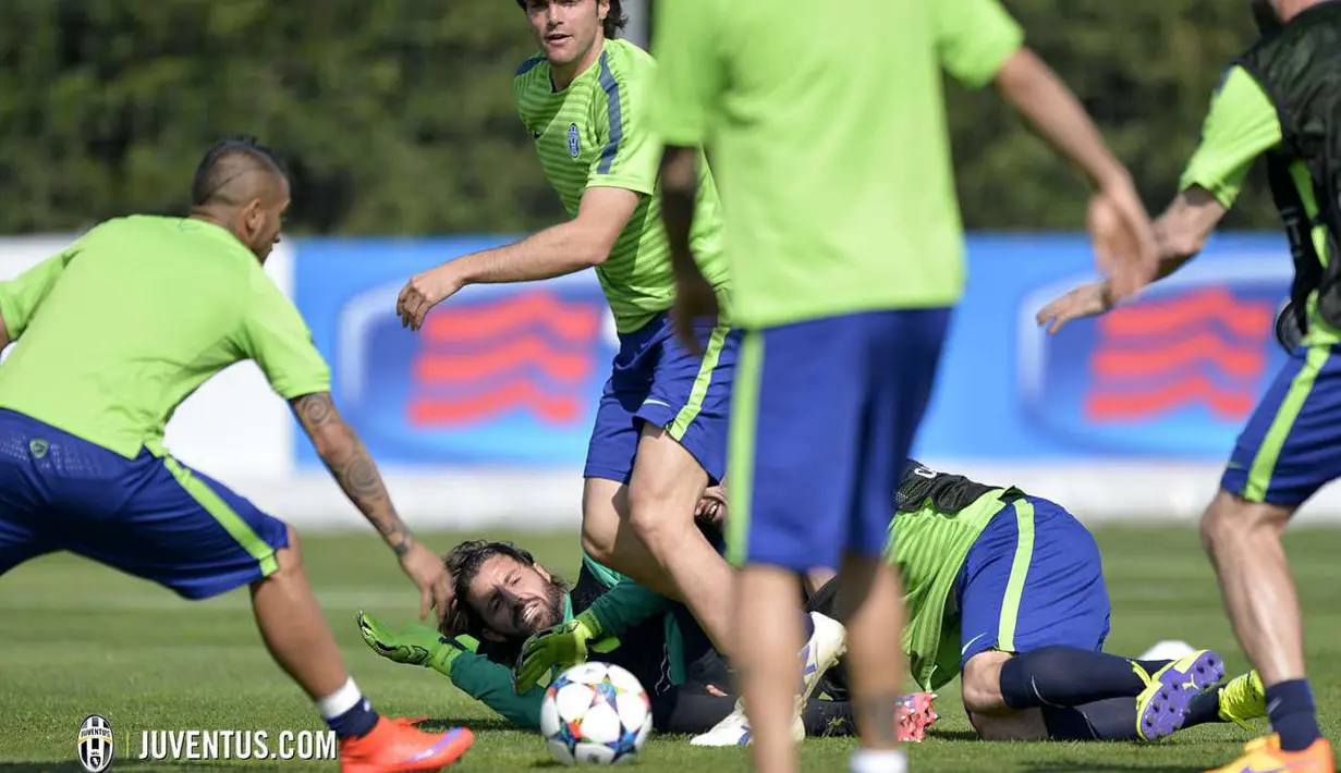 Memang ada senyum yang terpantau di Vinovo tapi itu bukan berarti skuat tak berlatih dengan serius (Juventus.com)