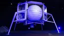 Blue Moon, kendaraan khusus untuk menjelajahi bulan, setelah diperkenalkan oleh CEO Amazon Jeff Bezos pada acara Blue Origin di Washington, 9 Mei 2019. Kapal ini didukung oleh empat kaki, dengan dek atas di mana peralatan dapat diperbaiki. (SAUL LOEB / AFP)