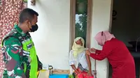 TNI ikut mengawal pelaksanaan vaksinasi door to door di Tuban. (Ahmad Adirin/Liputan6.com)