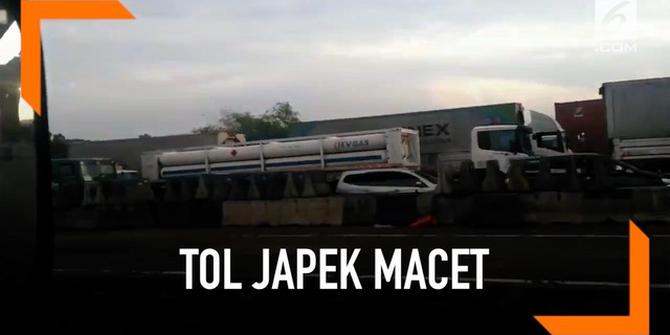 VIDEO: Truk Patah Sasis, Tol Jakarta Cikampek Macet Total