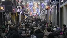 Kerumunan orang memadati jalan pada Sabtu terakhir sebelum Natal di Amsterdam, Sabtu (18/12/2021). Pemerintah Belanda akan melakukan penguncian ketat atau lockdown selama periode Natal dan Tahun Baru untuk mencoba menahan varian covid-19 Omicron yang sangat menular. (AP Photo/Peter Dejong)