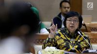 Menteri Lingkungan Hidup dan Kehutanan (LHK) Siti Nurbaya Bakar memberi paparan saat rapat kerja dengan Komisi VII DPR di Gedung DPR, Jakarta, Rabu (15/5/2019). Rapat ini juga membahas tentang penanggulangan sampah plastik dan isu-isu tentang lingkungan serta pemanfaatannya. (Liputan6.com/JohanTallo