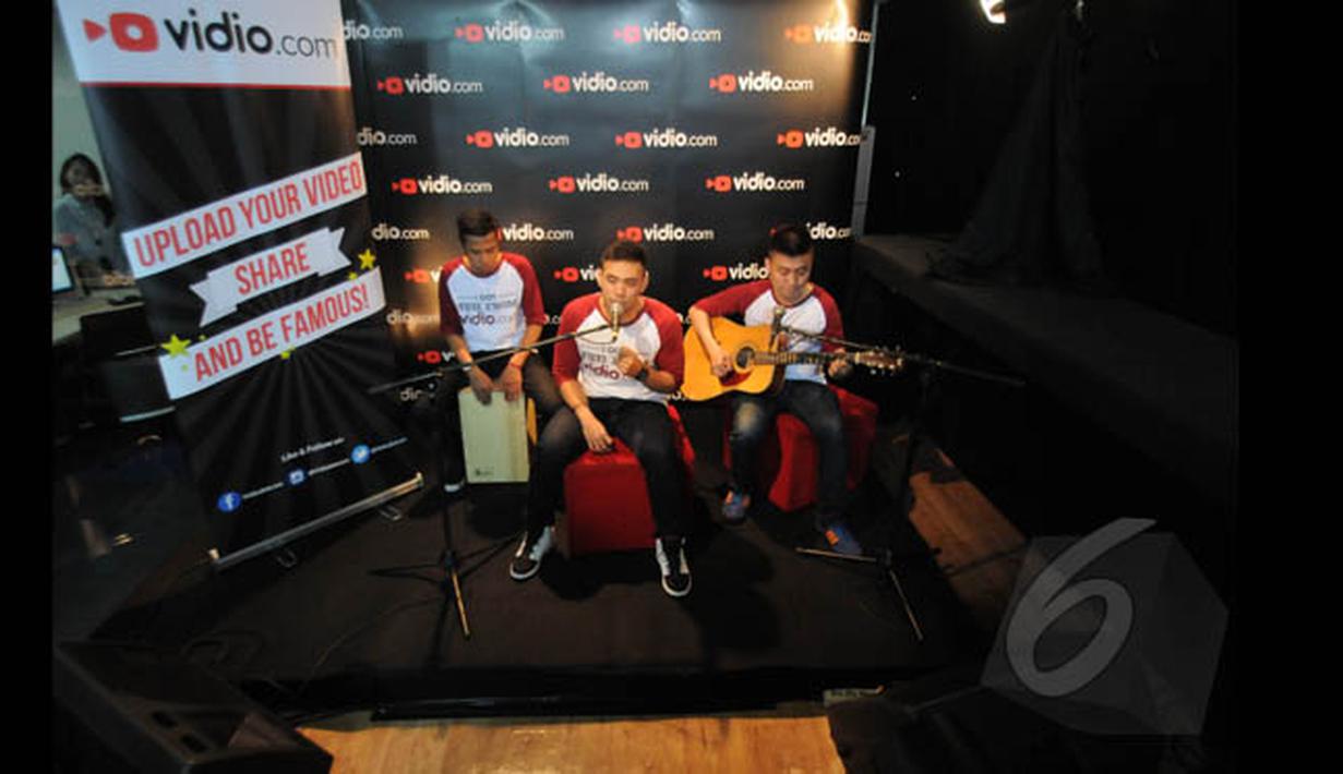 Juara tiga Music Video Contest, Eros Tjokro tampil bersama bandnya di kantor Vidio.com, SCTV Tower, Jakarta, Rabu (28/1/2015). (Liputan6.com/Herman Zakharia)