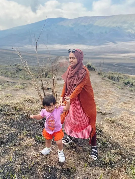 Main ke Gunung, tentu Ria Ricis melengkapi penampilannya mengenakan sandal dengan sol tinggi bergerigi.  [@riaricis1795]