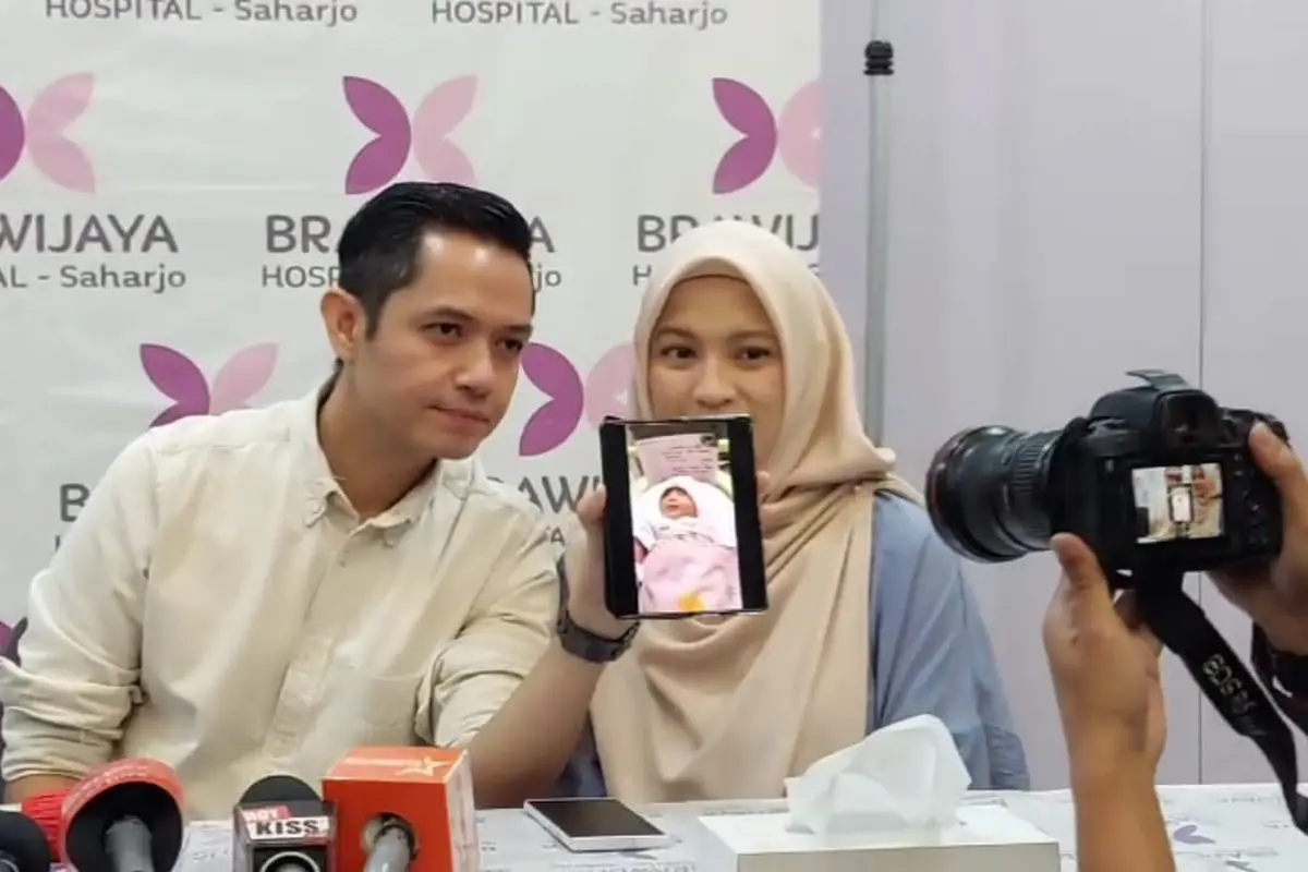 Dude Harlino dan Alyssa Soebandono akhirnya mendapatkan anak perempuan.