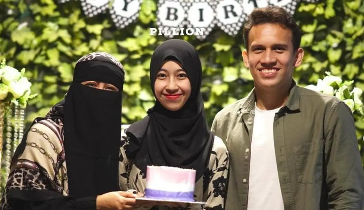 “Doain aja. Ya sedang persiapan segala sesuatunya, lagi repot pilih-pilihlah (barang keperluan pernikahan),” ucap Umi Pipik seperti dikutip dari tayangan Status Selebritis yang diunggah di kanak Youtube SCTV. [Instagram/adiba.knza/_ummi_pipik_]