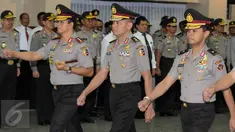 Kabareskrim Mabes Polri, Komjen Pol Ari Dono Sukmanto (kiri) bersiap melaporkan kenaikan pangkat kepada Kapolri Jenderal Pol Badrodin Haiti di Jakarta, Kamis (30/6). 17 perwira tinggi polri mendapat kenaikan pangkat. (Liputan6.com/Helmi Fithriansyah)