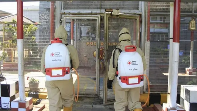 Relawan Semprot Disinfektan PMI Bandung