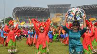 Ribuan siswa Sekolah Dasar (SD) meramaikan Festival Bandung Ulin di lapangan terbuka Sarana Olah Raga (SOR) Arcamanik, Kota Bandung, Kamis (3/11/2022). (Liputan6.com/Dikdik Ripaldi)