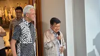 Wakil Presiden ke-10 dan ke-12 Jusuf Kalla alias JK bertemu Ganjar Pranowo di kediamannya, Jalan Dharmawangsa, Jakarta Selatan, Minggu (19/11/2023). (Liputan6.com/Nanda Perdana Putra).