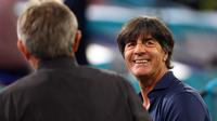 Joachim Loew pernah mengantarkan Jerman meraih Piala Dunia pada 2014 dan  Piala Konfederasi 2017. Namun, ia memutuskan mundur pada 2020 lalu setelah 17 tahun menukangi Der Panzer. Sejak saat itu, Loew belum menukangi klub manapun. Pria 62 tahun itu juga memiliki pengalaman melatih di level klub. Ia pernah menukangi sejumlah klub seperti Stuttgart, Fenerbahce, Tirol Innsbruck dan Austria Wien. (AFP/Pool/Kai Pfaffenbach)