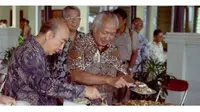 Soeharto mengenakan baju batik