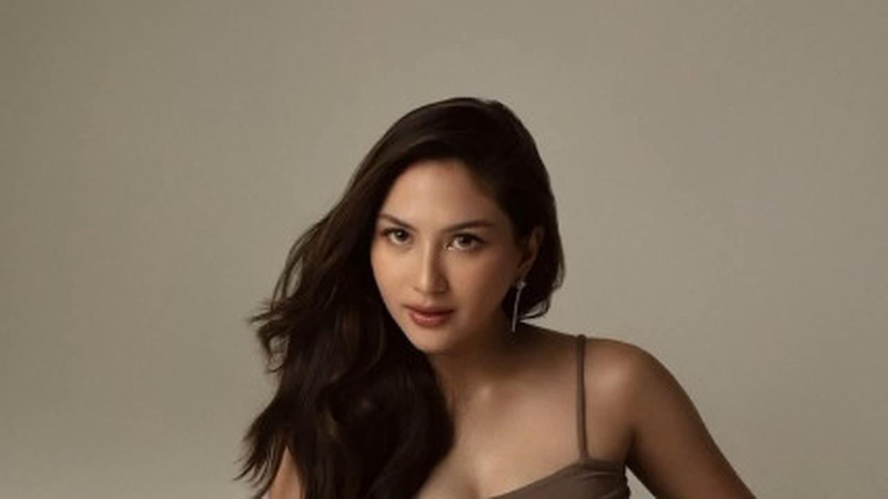 Sebagai ibu hamil, kecantikan Jessica semakin bersinar, wajahnya bercahaya dan memesona, ditambah dengan gaun yang membuatnya semakin memikat.