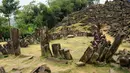 Deretan batu berdiri (menhir) membentuk semacam ruangan lengkap dengan pintu masuknya bisa ditemui di teras pertama situs megalitikum Gunung Padang di Kampung Cimanggu, Cianjur, Jawa Barat, (20/9/2014). (Liputan6.com/Helmi Fithriansyah)