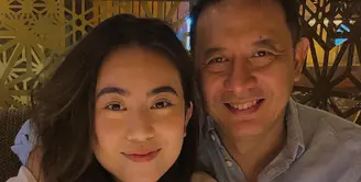 Mengenal Casey Rebecca, putri Sony Tulung yang tak hanya memiliki paras cantik, tapi juga cerdas.