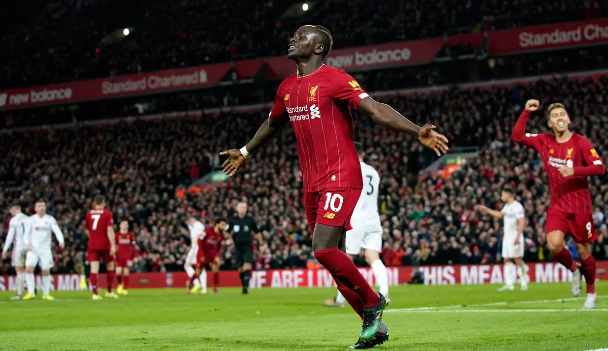Pemain Liverpool Sadio Mane (tengah) melakukan selebrasi usai mencetak gol ke gawang Sheffield United pada pertandingan lanjutan Liga Inggris di Anfield Stadium, Liverpool, Inggris, Kamis (2/1/2020). Liverpool menang 2-0. (AP Photo/Jon Super)