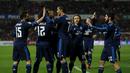 Para Pemain Real Madrid merayakan gol Karim Benzema (3kiri) saat melawan Granada pada lanjutan La Liga Spanyol di di Estadio Nuevo Los Carmenes, Senin (8/2/2016) dini hari WIB. (REUTERS/Marcelo del Pozo)