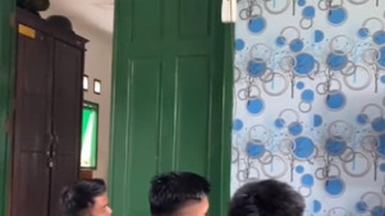 Momen Para Prajurit TNI Kumpul Santai Nonton TV Bareng, Tontonannya Bikin Ngakak 'Muka Sangar Hati Hello Kitty