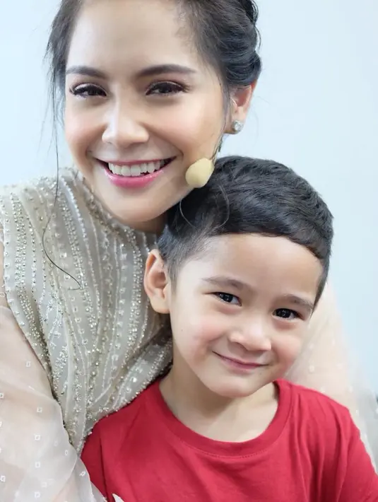 Meski memilih banyak kesibukan, Nagita Slavina tetap menerapkan pola asuh yang bijak untuk Rafathar. Sebagai ibu, Nagita Slavina tak pernah membiarkan anaknya lepas dari pengawasannya. Keduanya pun selalu terlihat kompak. (Liputan6.com/IG/@raffinagita1717)