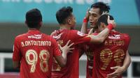 Para pemain Kalteng Putra merayakan gol yang dicetak I Made Wirahadi ke gawang Persita Tangerang pada laga Liga 2 di Stadion Pakansari, Jawa Barat, Selasa (4/12). Kalteng menang 2-0 atas Persita. (Bola.com/M. Iqbal Ichsan)