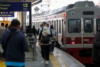 Mulai 1 Juni 2023, PT Kereta Commuter Indonesia (KCI) akan menyesuaikan jadwal dan perjalanan Commuterline atau Kereta Rel Listrik (KRL) dan Kereta Bandara Soekarno-Hatta. (Liputan6.com/Johan Tallo)