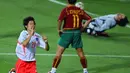 Park Ji-sung. Gelandang serang Korea Selatan yang kini berusia 41 tahun dan telah pensiun dari sepak bola internasional pada Januari 2011 ini tercatat tampil dalam 3 edisi Piala Dunia, mulai edisi 2002 hingga 2010. Total tampil dalam 14 laga dengan torehan 3 gol, penampilan terbaiknya terjadi pada edisi 2002 saat menjadi tuan rumah bersama Jepang. Pada laga ketiga di fase Grup D, ia mencetak gol tunggal kemenangan Korsel atas Portugal 1-0 (14/6/2002) dan terus melaju hingga menempati peringkat ketiga. (AFP/Pascal Guyot)