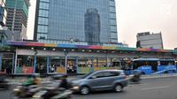 Calon penumpang menunggu bus Transjakarta di halte Tosari, MH Thamrin, Jakarta, Kamis (26/7). Gubernur DKI Jakarta Anies Baswedan mengklaim jumlah penumpang Transjakarta meningkat hingga 10 persen. (Merdeka.com/Iqbal S. Nugroho)