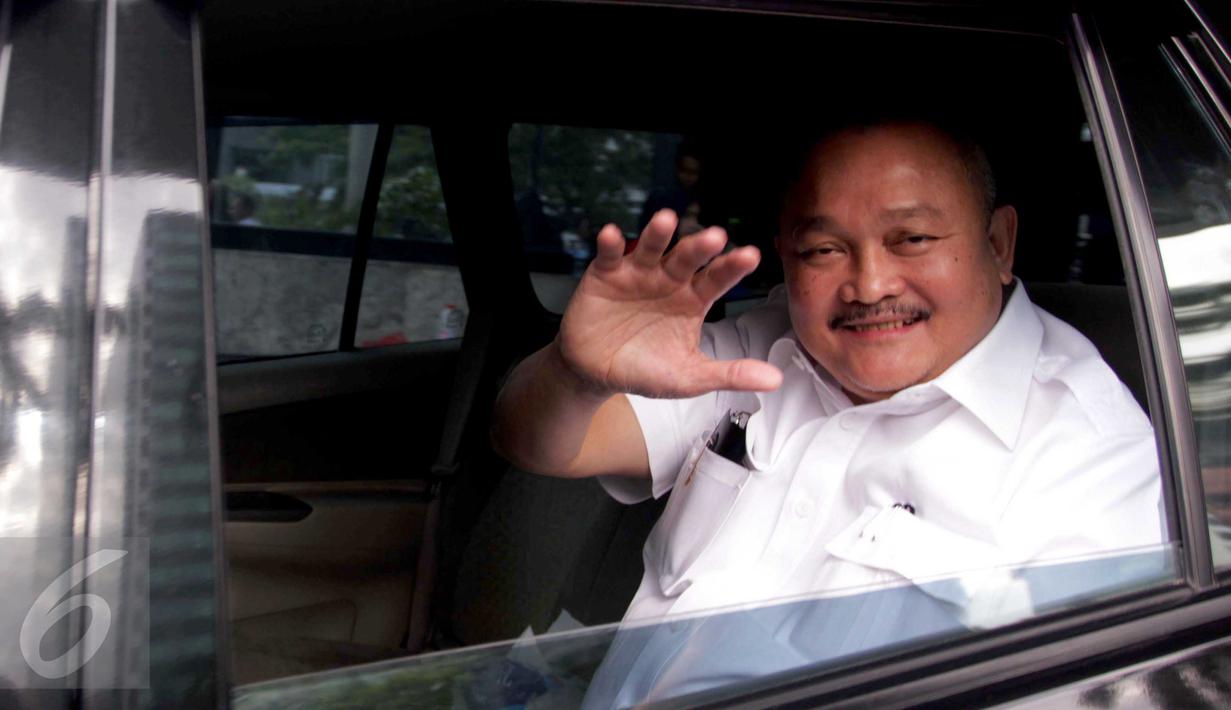 Gubernur Sumsel, Alex Noerdin melambaikan tangan usai diperiksa KPK, Jakarta, Selasa (1/3/2016). Alex diperiksa sebagai saksi kasus dugaan korupsi Wisma Atlet SEA Games Jakabaring dan Gedung Serbaguna Pemprov Sumsel 2011. (Liputan6.com/Helmi Afandi)