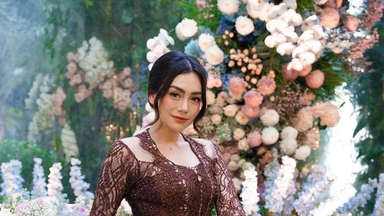 6 Tampilan Anggun Celine Evangelista Kenakan Kebaya Spesial Bertuliskan Namanya