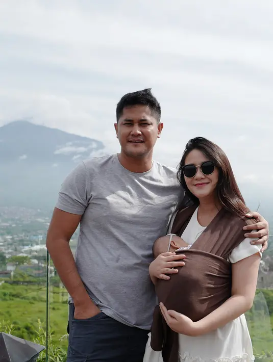 Sekarang ini usia anak mereka memang belum genap dua bulan, namun Ryana dan Puadin sudah mengajaknya berlibur ke suatu daerah baru-baru ini.  (Instagram/ryana_dea)