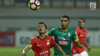 Bek Persija Ismed Sofyan (kiri) berebut bola dengan pemain depan Sriwijaya FC, Alberto Goncalves pada lanjutan Liga 1 Indonesia di Stadion Wibawa Mukti, Cikarang Kab Bekasi, Jumat (16/6). Persija unggul 1-0. (Liputan6.com/Helmi Fithriansyah)