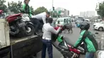 Pengemudi ojek online panik saat petugas Dishub gelar razia. Meski memelas, petugas tetap mengangkut kendaraan mereka.