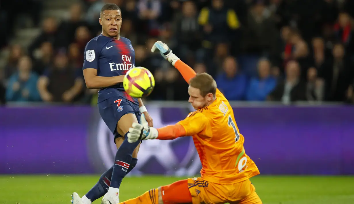 Striker Paris Saint-Germain, Kylian Mbappe, melepaskan tendangan ke gawang Strasbourg pada laga liga Prancis di Stadion Parc des Princes, Paris, Minggu (7/4). Kedua tim bermain imbang 2-2. (AP/Francois Mori)