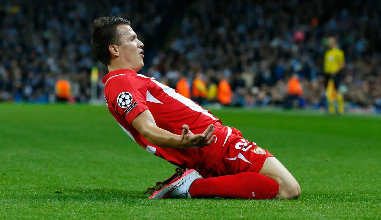 Gelandang Sevilla, Yevhen Konoplyanka melakukan selebrasi usai  mencetak gol kegawang City pada pertandingan liga Champions di Etihad Stadium, Kamis (22/10/2015). City menang atas Sevilla dengan skor 2-1. (Reuters/Phil Noble)