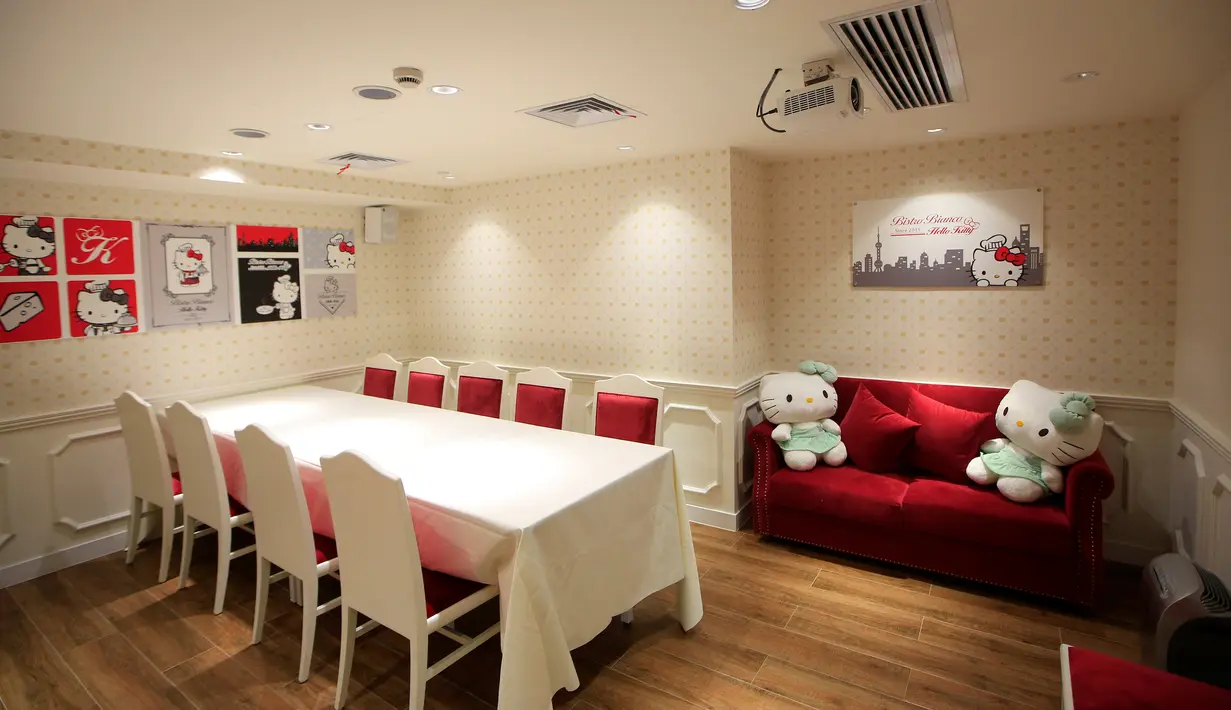Desain interior yang bertema Hello Kitty disebuah restoran di Shanghai, Cina, April 9, 2016. Restoran ini merupakan restoran pertama yang resmi memakai Hello Kitty sebagai temanya.( REUTERS/ Ealy Son)