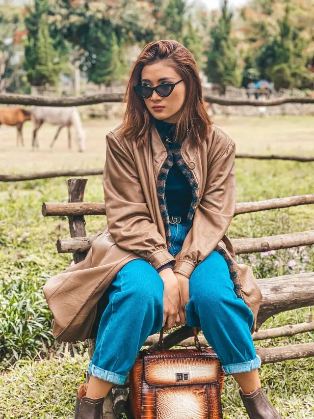 7 Gaya Camelia Putri Tampil Keren dengan Kacamata Ini Stylish Banget