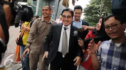 Hotma Sitompul berjalan memasuki halaman gedung KPK untuk menjalani pemeriksaan, Jakarta (29/11). Hotma diperiksa sebagai saksi untuk tersangka Sugiharto dalam kasus dugaan korupsi proyek pengadaan e-KTP tahun 2011-2012. Liputan6.com/Helmi Affandi)