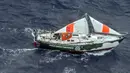 Kapal patroli Prancis menyelamatkan pelaut India yang cedera, Abhilash Tomy di Samudera Hindia, Selasa (25/9). Setelah sejumlah pesawat membantu upaya pencarian, Tomy bisa diselamatkan pada Senin (24/9). (HO/AUSTRALIAN MARITIME SAFETY AUTHORITY/AFP)