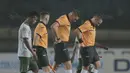 Ketiga wasit asal Australia bersiap menuju ruang ganti usai memimpin laga Persib Bandung melawan PS TNI pada lanjutan Liga 1 2017 di Stadion Si Jalak Harupat, Sabtu (05/8/2017). (Bola.com/Nicklas Hanoatubun)