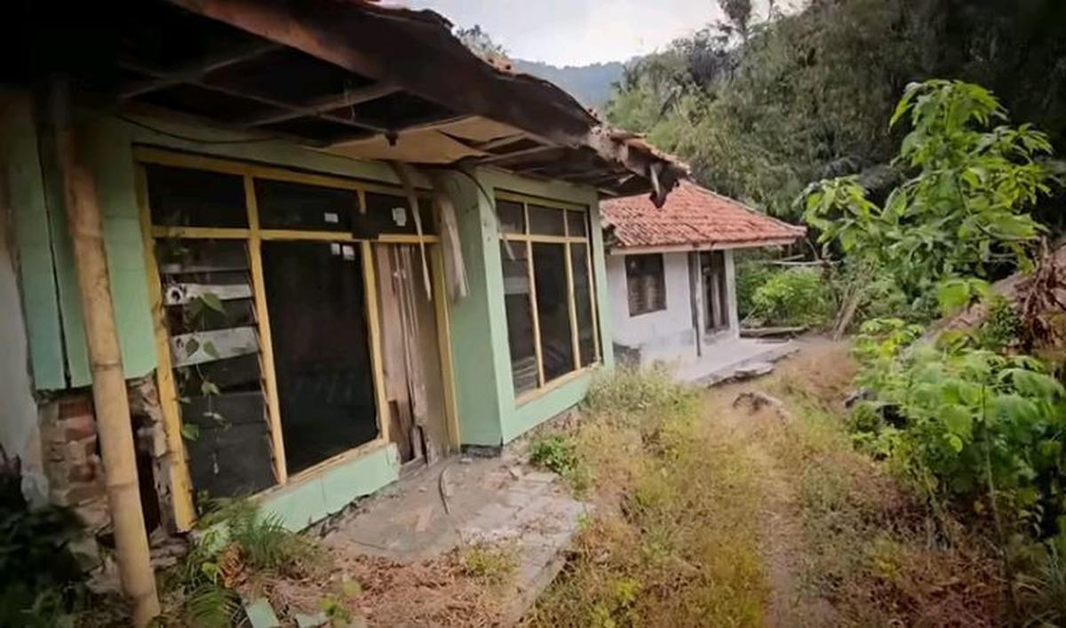 “Kalau banyak orang bertanya, kok bisa betah tinggal di sini. Sebenarnya saya bukan betah, tapi karena keterpaksaan. Bagaimanapun kalau kita mau keluar dari sini itu kan butuh biaya,”