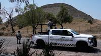 Pasukan Garda Nasional berpatroli di Piramida Teotihuacan, yang tetap ditutup sehari setelah seorang pria bersenjata melepaskan tembakan ke arah turis di situs arkeologi di luar Kota Meksiko, Selasa, 21 April 2026. (Foto AP/Marco Ugarte)