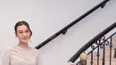 Gaun flowy berlengan panjang dengan asymetrical neckline sukses bikin Aaliyah tampil memukau. Dipadu dengan heels Manolo Blahnik berwarna senada [@rikawirtjes]
