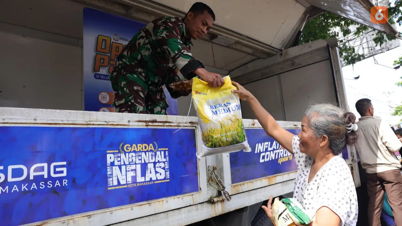 Pemkot Makassar gelar pasar murah (Liputan6.com/Eka Hakim)