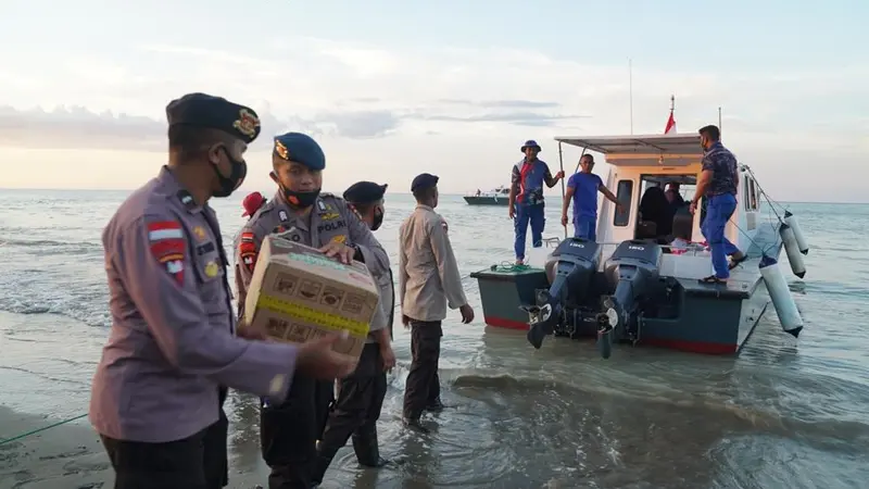 Polri Bantu Bencana di NTT.