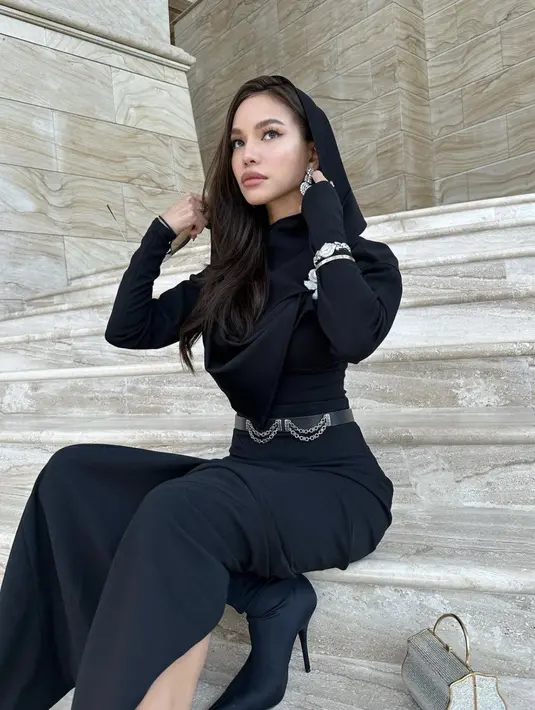 <p>Menghadirkan sentuhan yang unik pada gaya minimalisnya, aksen metal hadirkan gaya yang begitu unik dan standout. [Foto: Instagram/Karraminah]</p>