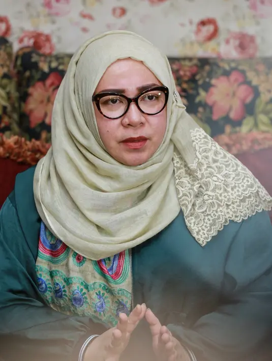 Melly bersama rombongan di antaranya penyanyi religi Opick memberikan bantuan di kamp pengungsian warga Palestina dan Suriah di Kilis, kawasan perbatasan Turki-Suriah. (Adrian Putra/Bintang.com)