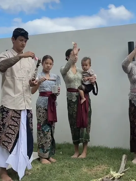 Memiliki rumah baru, keluarga Jennifer dan Irfan Bachdim menggelar adat Melaspas. Keluarga ini pun tampil mengenakan baju adat Bali. [@jenniferbachdim]