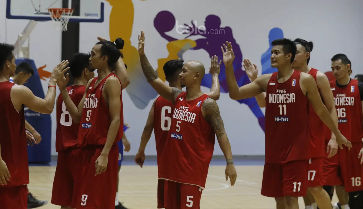 Pemain Timnas Basket Indonesia, berhasil mengalahkan Satria Muda pada laga uji coba di BSD, Tangerang, Jumat (21/7/2017). Timnas Basket menang 87-52 atas Satria Muda. (Bola.com/M Iqbal Ichsan)
